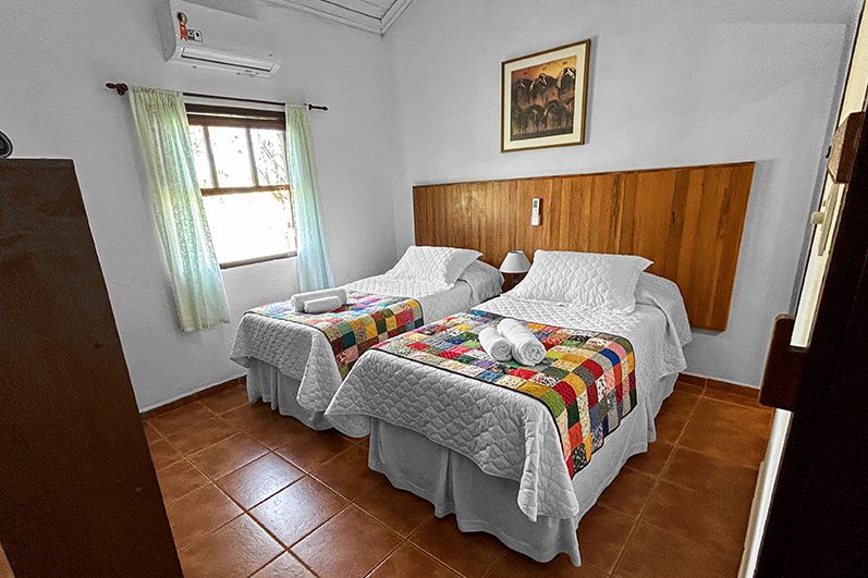 Quarto com duas camas do Chalé 11