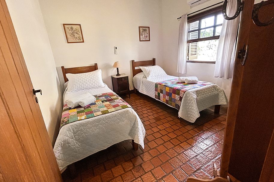 Quarto com duas camas do Chalé 12