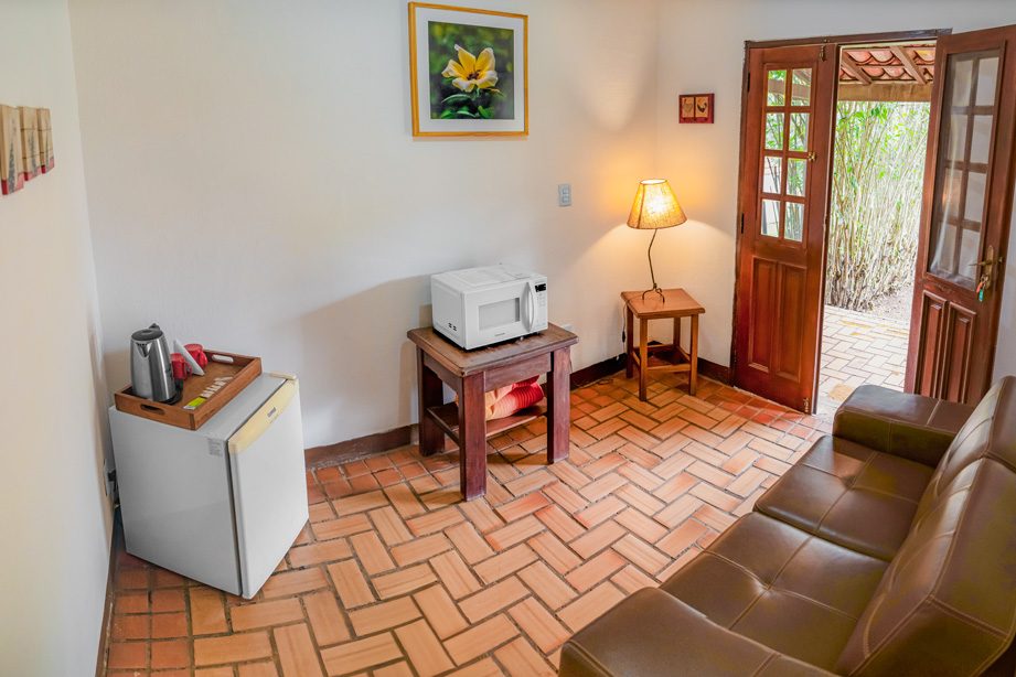 Sala do Chalé 14 com porta para a varanda