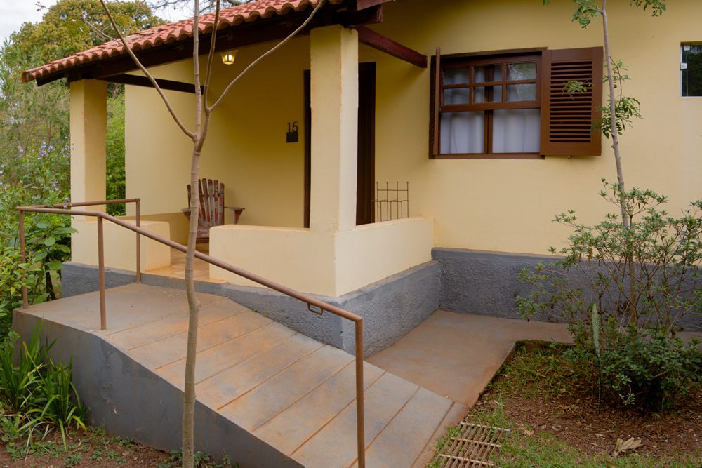 Entrada do Chalé 15 com rampa de acesso