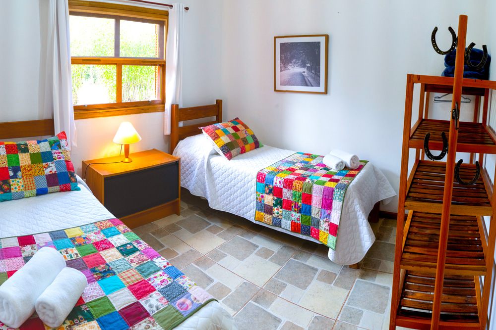 Quarto com duas camas do Chalé 19