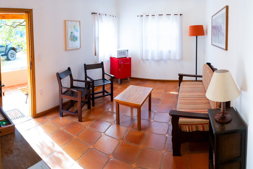 Sala do Chalé 19 com porta para a varanda