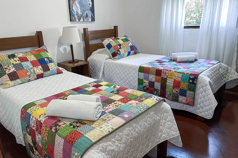 Quarto com duas camas do Chalé 21