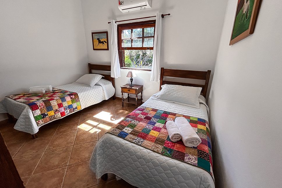 Quarto com duas camas do Chalé 22