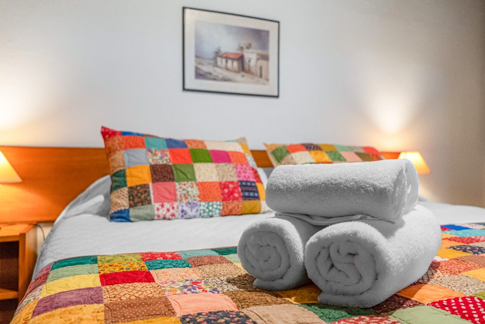 Cama arrumada com toalhas