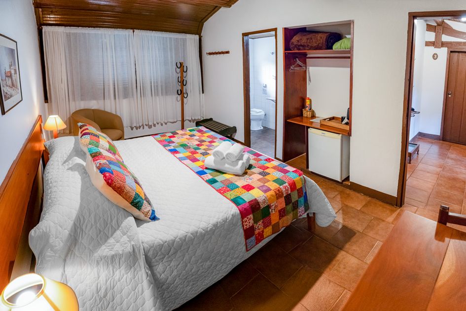 Quarto com frigobar e banheiro
