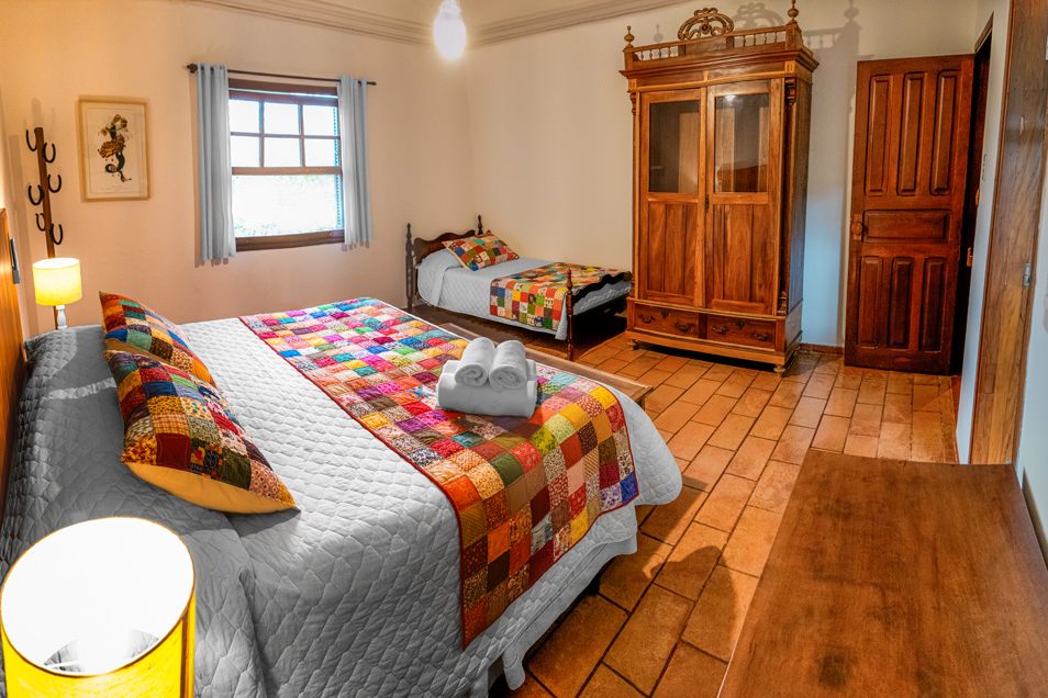 Quarto com armário antigo do Chalé 5