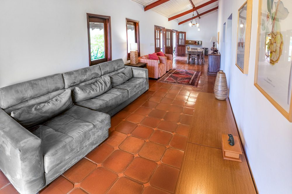 Sala e corredor do Chalé 7