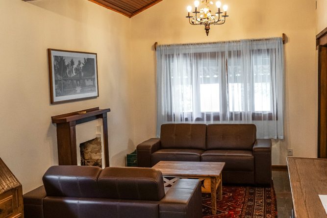 Sala com lareira do Chalé 9