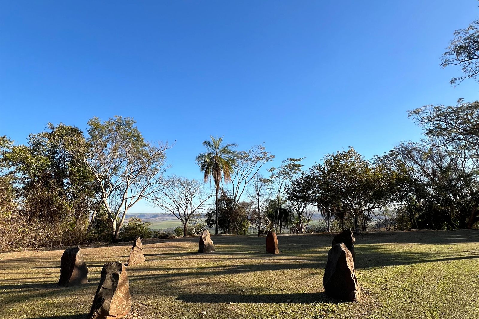 Pedras do círculo no gramado, com o horizonte ao fundo