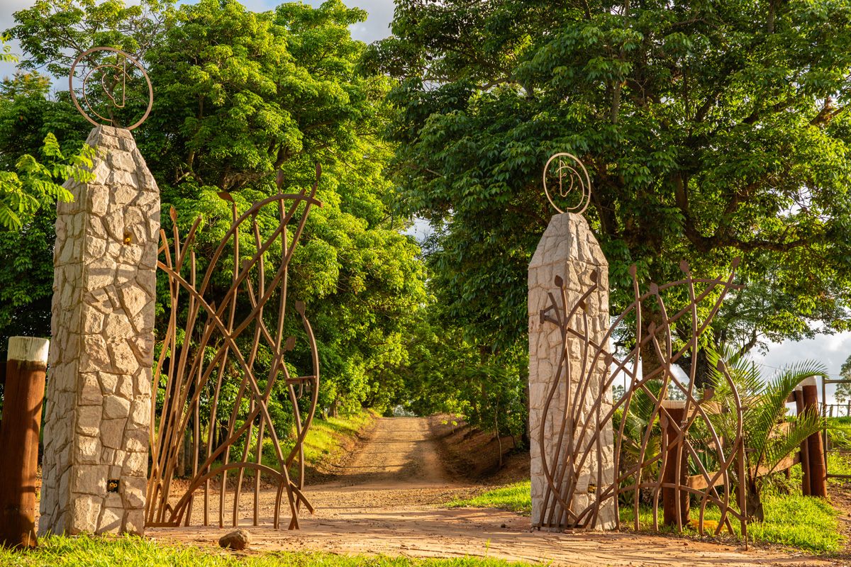 Colunas de pedra e portões de ferro na entrada da Bela Vista