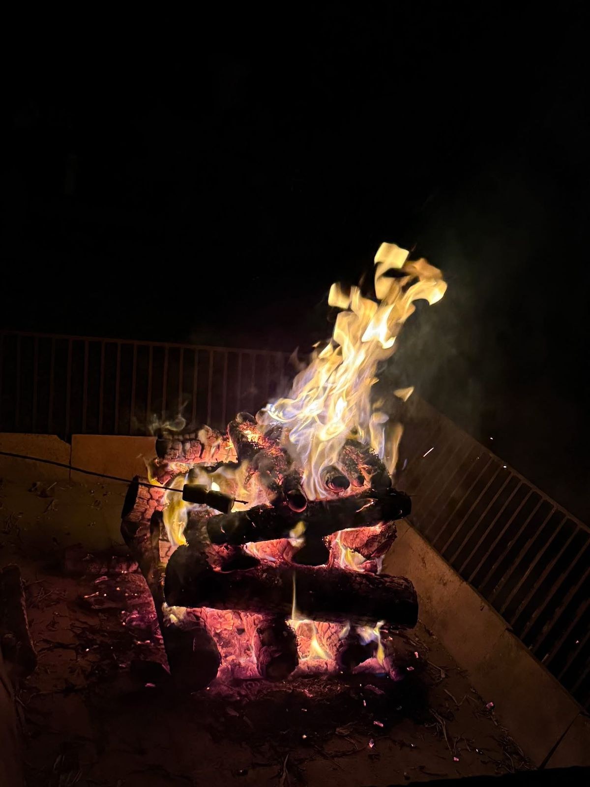 Fogueira acesa à noite