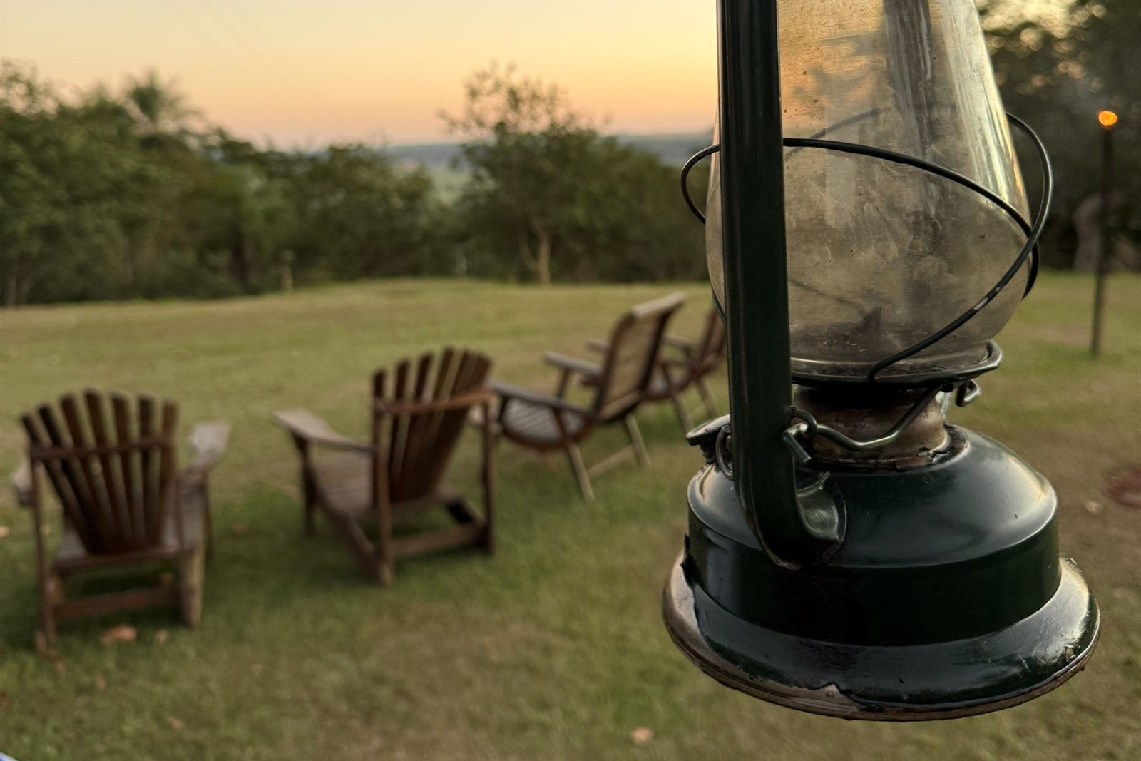 Lampião e cadeiras voltadas para o pôr do sol no Mirante Conexão Bela Vista