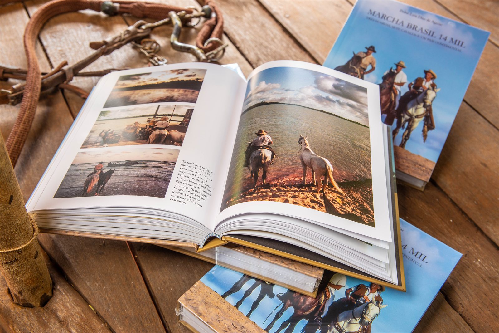 Livro Marcha Brasil 14 Mil aberto, com fotos da jornada a cavalo de Pedro Luiz Dias de Aguiar