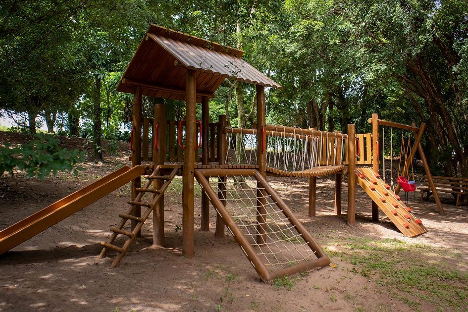Casa do Tarzan, o playground de madeira entre as árvores