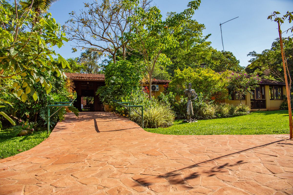 Caminho de pedras até a recepção, entre jardins