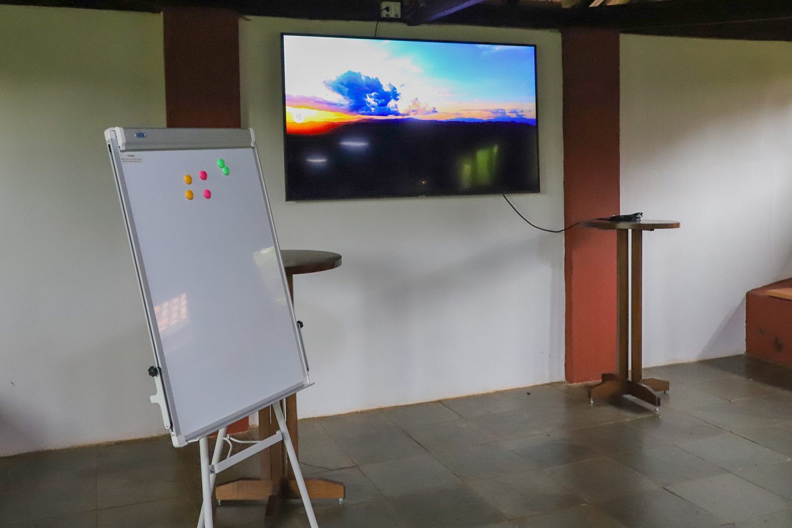 Flip chart e TV para apresentações