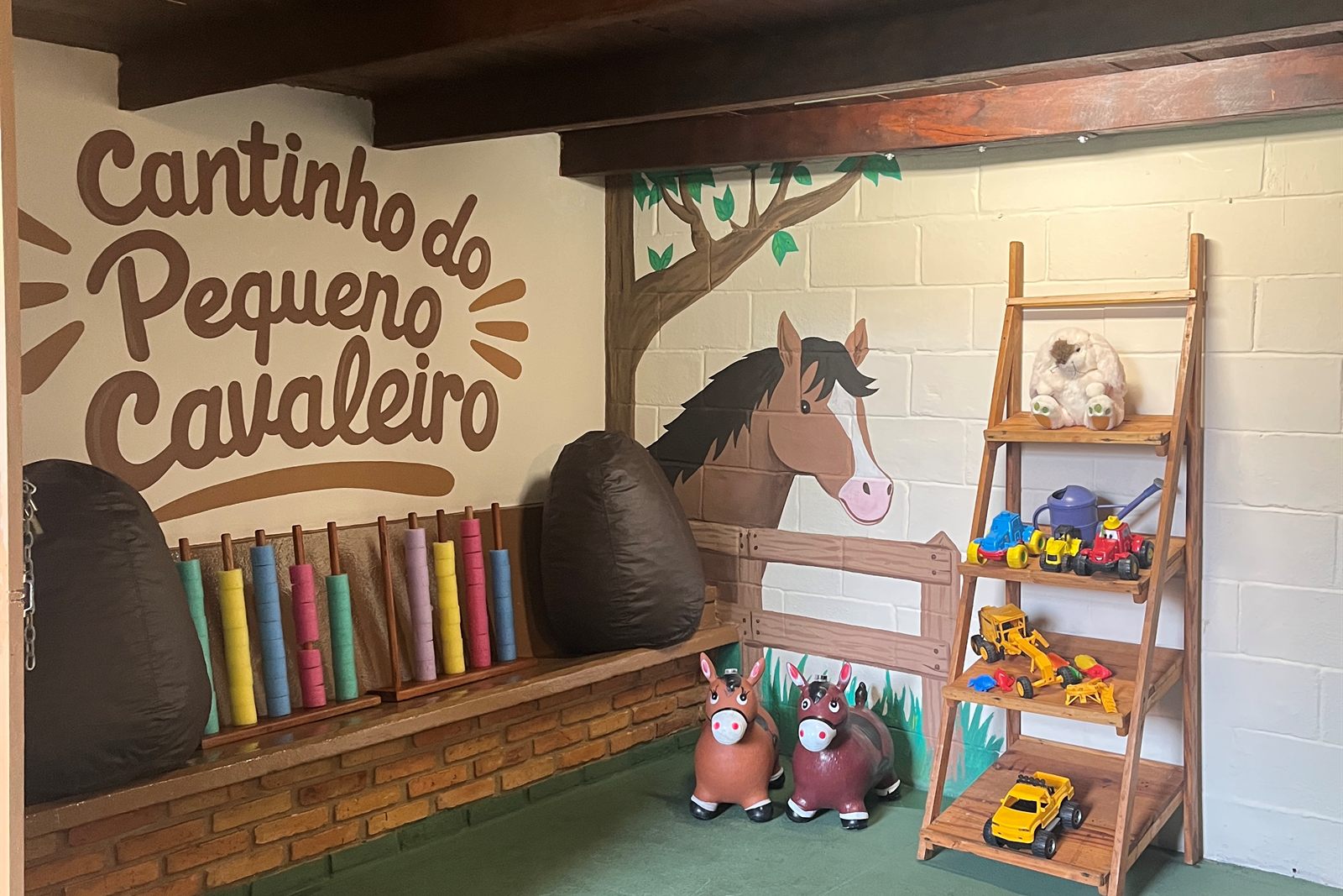 Cantinho do Pequeno Cavaleiro, com brinquedos e pufes