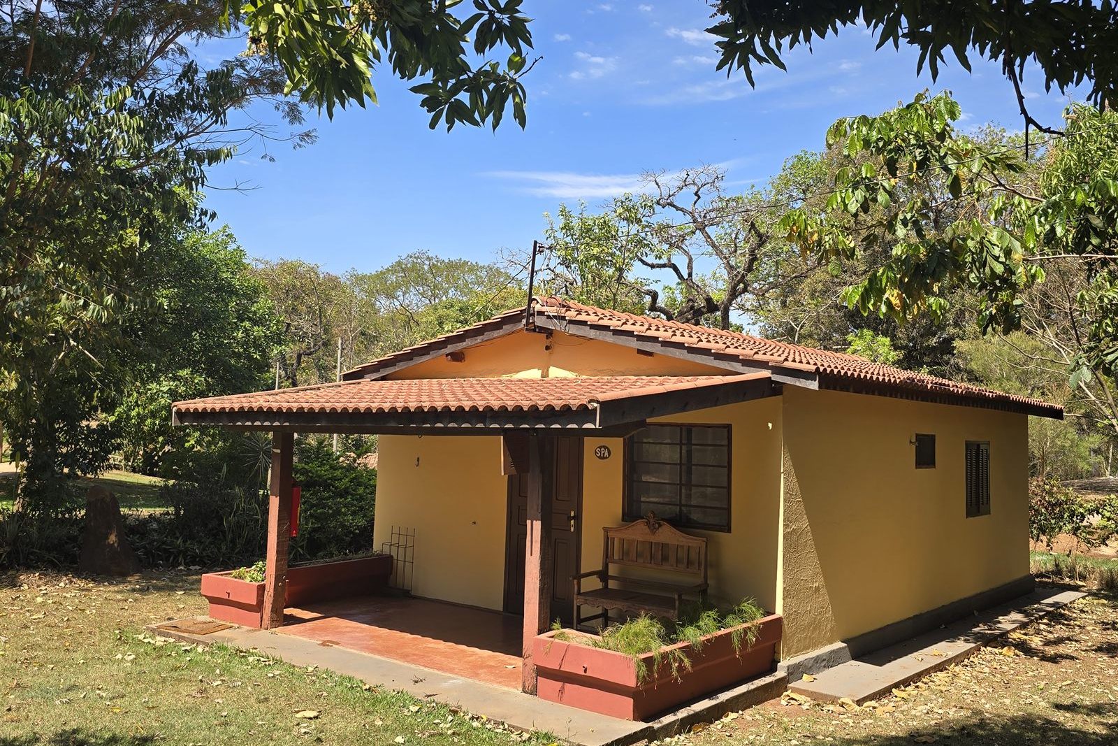 A casa do spa entre as árvores