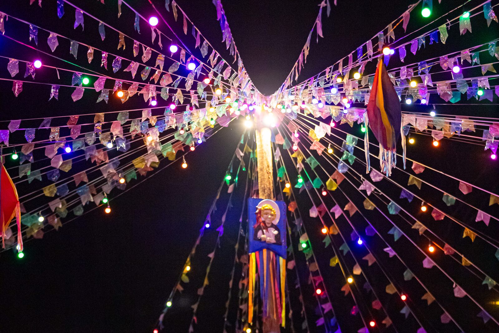 Bandeirinhas e luzes da festa junina no terreirão